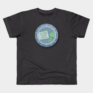 ALIEN AT UFO PORTAL HOLDING UP NOTE: HOW DO YOU LIKE THEM APPLES? Kids T-Shirt